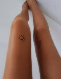 Le tatouage sur la cuisse est difficile, vous pouvez donc le cacher ou le montrer en fonction de votre humeur. Tatouage Cuisse Discret 15 Tatouages Sur La Cuisse Qui Nous Font De Belles Jambes Elle