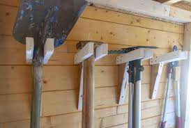 Diy gartenhaus selber bauen mit dem fertigen ständerwerk. Gartengeratehalter Selbst Bauen Anleitung In Nur Drei Schritten Selber Bauen Garten Werkzeug Aufbewahrung Halte Durch