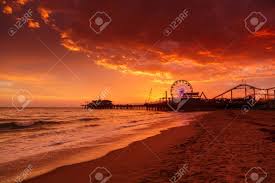 The pier is home to restaurants and. Santa Monica Pier Ferris Wheel Uber Sonnenuntergang Himmel Hintergrund Los Angeles Kalifornien Lizenzfreie Fotos Bilder Und Stock Fotografie Image 26535115
