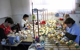 Încă se lucrează intens pentru ornamente unicat, vândute pe tot globul. Index Of Wp Content Gallery Fabrica De Globuri Din Cluj