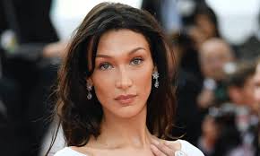 Bella Hadid diện đầm khoét hông ở Cannes