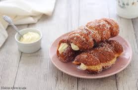 Non resta che gustare i cannoli alla crema pasticcera in tutta la loro fragranza e bontà. Cannoli Fritti Ripieni Alla Crema Pasticcera Facili Con Lievito Di Birra