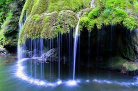Un obiectiv de ne ratat dacă ajungeți în orșova și vizitaţi cazanele dunării din cadrul parcului natural porțile de fier, este cascada bigăr, un monument al naturii aflat în județul caras severin în cadrul parcului național cheile nerei beuşniţa. Orsova Cascada Bigar