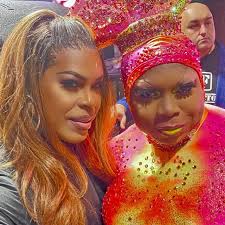 Hanging with my good sister @patti.roach ❤️❤️