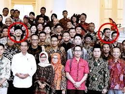 Denny siregar mengatakan kalau presiden mempromosikan babi panggang artinya dia merupakan emang kenapa kalau pak @jokowi promosi babi panggang oleh2 khas daerah kalimantan ? Muncul Di Foto Viral Terduga Buzzer Denny Siregar Klaim Pegiat Medsos Pendukung Jokowi Indozone Id