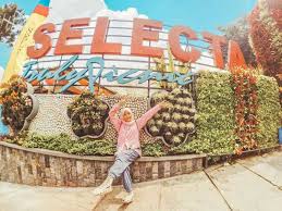 Cewek berhijab cantik selfie di tempat wisata. 10 Gambar Taman Selecta Batu 2021 Harga Tiket Masuk Rekreasi Wisata Malang Jawa Timur Jejakpiknik Com