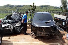 Akibatnya, satu orang luka berat dan satu. Avanza Tabrak Median Jalan Tol Batang Semarang Dua Tewas
