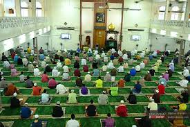 Sebagaimana dijelaskan pada dua riwayat di atas, maka masuknya waktu zhuhur adalah saat matahari tergelincir ke arah barat dan rasulullah pun mendirikan sholat zhuhur tepat di waktu awalnya. Jemaah Boleh Rapat Saf Di Masjid Surau Perlis Mulai Esok Malaysianow