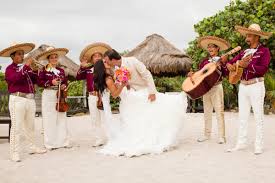 Los precios de nuestras serenatas con mariachi, varía de acuerdo al sitio, hora y día en que desees la presentación, de igual manera dependen del inmediatamente después de realizar tu reservación puedes solicitar listado de canciones para que armes tu repertorio a tu entero gusto, en caso de no. Las Mejores Canciones De Mariachi Para Tu Boda Sugerencias Tu Fieston