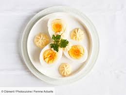 Un oeuf à la coque es la denominación en francés del clásico huevo pasado por agua, un huevo muy poco cocido que se presenta en una taza para huevos para hacer posible su degustación, pues ni siquiera la clara está totalmente cuajada, así que no tiene suficiente estructura para mantenerse sin. Les 3 Regles D Or Pour Reussir Un Åuf Mayonnaise A La Perfection Femme Actuelle Le Mag