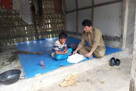 Proses tatap muka dengan para murid sudah tidak berjalan selama hampir tiga bulan. Kisah Pak Guru Avan Mengajar Dari Rumah Ke Rumah Karena Siswa Tak Punya Ponsel Halaman All Kompas Com
