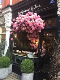 Design D Espace Scenographie Vitrine Creative Shop Window Deco Vitrine Magasins De Fleurs Boutique De Fleurs
