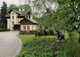 Akzeptanz für fremdenfeindliche und reaktionäre positionen, mit denen mateschitz im interview nicht sparsam umgeht, scheinen der heilen welt der roten bullen innewohnend zu sein. Seewiese 2 0 Jausenstation Und Kraftplatz In Altaussee A List