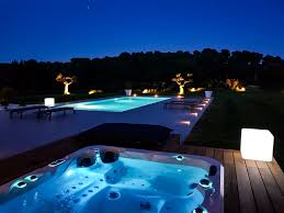 What kind of lighting does a jacuzzi hot tub have? Idee Jacuzzi Luxe Spa Be Well Canada Jacuzzi Spa Outdoor