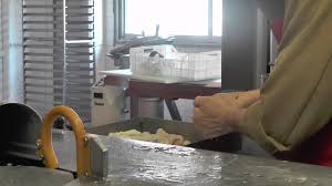 Charcuterie Salaison Coudene Embossage Du Saucissons Puis Fermeture Avec Attacheuse Pneumatique Facebook