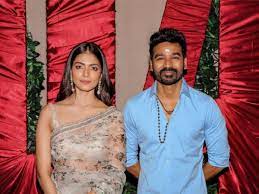 Gefällt 1.161.564 mal · 690 personen sprechen darüber. Dhanush And Malavika Mohanan S Next With Karthick Naren Goes On Floors See Photos From The Pooja Ceremony Pinkvilla