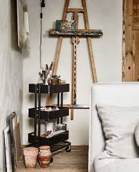 Eine Staffelei An Der Wand Daneben Raskog Servierwagen Schwarz Mit Malutensilien Staffelei Ikea Ideen Kunststudio Design