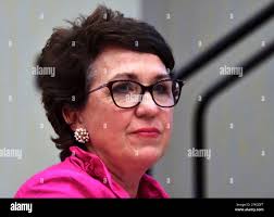 Kim Borchers la committente repubblicana del Kansas ascolta il governatore del  South Dakota Kristi Noem che