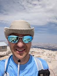 I have too many single hiking friends that don't have a space to connect  with each other. So I've created this group.