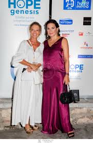 Δημόσια λαμπερή εμφάνιση στο θέατρο, όλα τα βλέμματα στραμμένα επάνω τους. Moysikh Pandaisia Sth Filan8rwpikh Synaylia Toy Minoy Matsa Cosmopoliti Com Xristina Polith