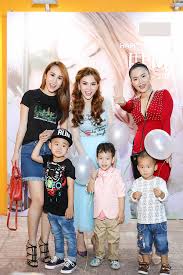 Những ngày đầu khởi nghiệp, thu thủy dễ thương với gương mặt bầu bĩnh và sống mũi không cao như hiện tại. Cá»±u Thanh Vien May Tráº¯ng Ä'Æ°a Con Ä'i Sinh Nháº­t Cáº­u áº¥m Nha Thu Thuá»· Ngoi Sao