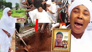 😭 why Nana Yaa Appiah couldn't find her daughter's ģrave at the çemètery  after 40 days of buŕial