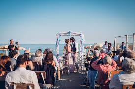 Per chi si sposa in estate il matrimonio in spiaggia è un idea romantica e suggestiva. Guida Completa Al Matrimonio In Spiaggia Joyphotographers Magazine