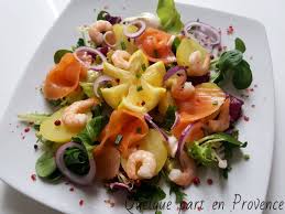 Une Entree Sympa Pour 4 Personnes Salade Au Choix 6 Tranches De Saumon Fume 200 G De Crevettes Decortiquees Salade Nordique Salade Saumon Recettes De Cuisine