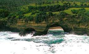 Anda harus menaiki tangga untuk tiba di puncaknya, dimana di sana terdapat sebuah gardu kecil. Wisata Pantai Karang Bolong Sewa Hiace Happy Trans