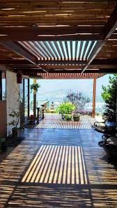 Perches De Bambou En Bois Clair Terrasse De Toiture Terrasse Couverte Pergola Terrasse Toit Deco Exterieur Maison