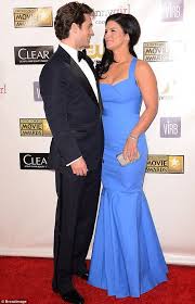 Follow us @ henry cavill fanpage on facebook for all the latest henry news, sightings, photos & updates we tweet more news & photos daily @henrycavill_fb join our henry cavill photo sharing sites on flickr, pinterest, instagram & our facebook albums. She S My Wonder Woman Man Of Steel Henry Cavill Makes His Red Carpet Debut With Action Star Girlfriend Gina Carano Celebs Henry Cavill Beautiful Outfits