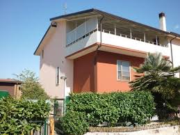 Il prezzo mediamente richiesto in tutto il comune per una casa indipendente in vendita, è pari a 1.000 €/m² e quindi circa il 29% in meno. Duplex A 700m Da Progress Terrazzo E Box Cod 143 Ville O Villette Atripalda In Vendita Immobiliare Tecnoservice