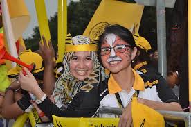 Visit our head office at: Maybank Annual Report 2015 Dividend Magic