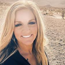 Amanda Corfield's Instagram, Twitter & Facebook