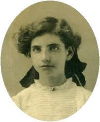 Pearl Carney's Instagram, Twitter & Facebook