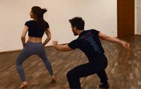 Natalia szroeder i jan kliment tańczą do piosenki gimme gimme gimme abby z musicalu mamma mia. Taniec Z Gwiazdami 2017 Odcinek 2 Natalia Schroeder I Jan Kliment Cwicza Sambe Posladki Ida W Ruch Video Eska Pl