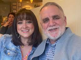 Hi, can someone please remove the lady in the middle and bring the two  either side together. Appreciate why help