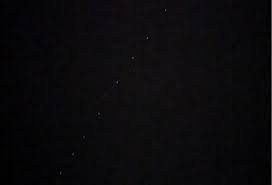 Οι δορυφόροι έγιναν ορατοί, καθώς πέρασαν σε πολύ κοντινή απόσταση από την γη. Pwk7p5nddan68m