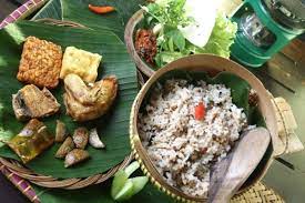Makanan khas tasikmalaya jawa barat yang pertama adalah nasi cikur yang dijual di salah satu warung yang berada di pertigaan antara jalan panyerutan dalam bahasa sunda, tutug mempunyai arti menumbuk karena tutug oncom dibuat dengan cara diaduk serta ditumbuk dengan oncom. 5 Makanan Khas Tasikmalaya Yang Gak Boleh Kamu Lewatkan