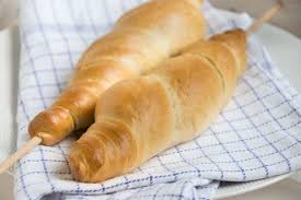 Schlangenbrot Mit Quark Rezept Rezept In 2020 Rezepte Quark Rezepte Hot Dog Brotchen