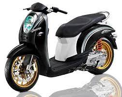 Generasi pertama diluncurkan pada 20 mei 2010 dengan ciri khas lampu sein terpisah dari body serta ditenagai mesin berkapasitas 110cc dengan sistem pembakaran karburator. Motor Modifikasi Terkini Modifikasi Motor Scoopy Karbu Simple