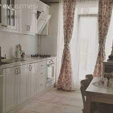 Yakın zamanda beyaz mutfaklar üzerine mutfağınızdaki dolapları korumak için perde ya da güneşlik kullanmayı düşünebilirsiniz. Mutfaginiz Icin Secebileceginiz Cok Sik 20 Mutfak Perdesi Modeli Ev Gezmesi