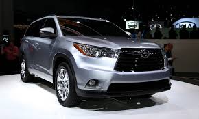 Toyota's battle to make the highlander compelling started on the outside. 2014 Toyota Highlander Video Preview