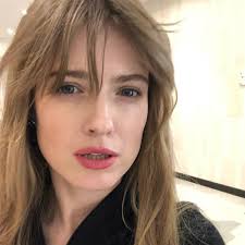 Софья эрнст исполнила роль мари эжен — дамы, говорящей на странном диалекте. Odnokursniki Zvezdy Soderzhanok Sofi Ernst Rasskazali Kakoj Aktrisa Byla V Studencheskie Gody Vokrug Tv