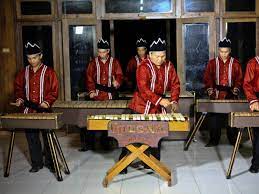 Kelintang yang terbuat dari kayu adalah alat musik tradisional khas jambi yang sampai sekarang masih mudah ditemui di kota jambi. Kolintang Indahnya Nada Dari Minahasa Indonesia Kaya