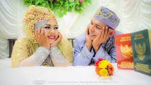 Jadi gayanya sambung menyambung gitu. 12 Foto Yang Membuktikan Betapa Bahagia Dan Romantisnya Berada Di Pelaminan