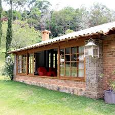 La arquitectura en zonas naturales no edificadas debe respetar el entorno sin dañarlo, por eso es tan importante que los materiales sean naturales y que el diseño no rompa con la armonía natural que ofrece el paisaje. Fachadas Casa De Campo Sencilla Rustica Novocom Top