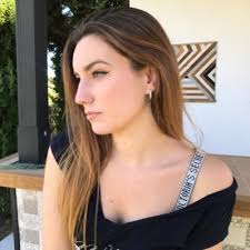 Estela Vilchez's Instagram, Twitter & Facebook