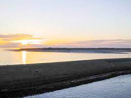 Di dalam esei ini, huraian kepada fonem, fonem segmental dan suprasegmental dalam bahasa melayu akan dilakukan dengan terperinci. Ufuk Definisi Ufuk Dalam Kamus Melayu