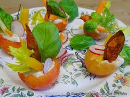 Cuisine En Folie Tomates Farcies A La Mousse De Thon Et Crudites De En 2020 Mousse De Thon Tomates Farcies Tomates